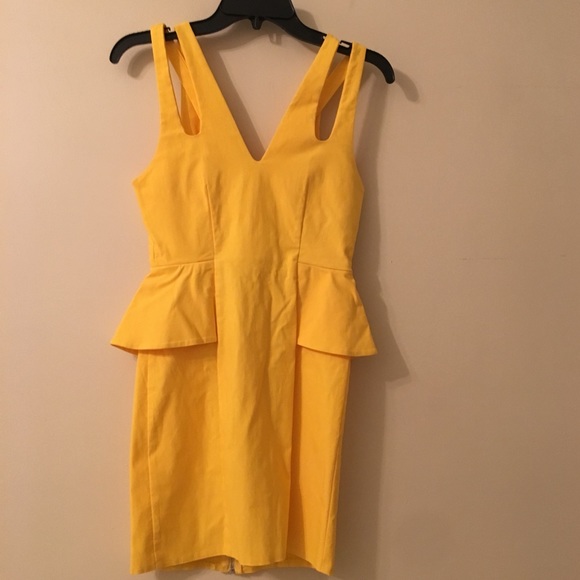 Dresses & Skirts - Yellow mini dress w zipper back